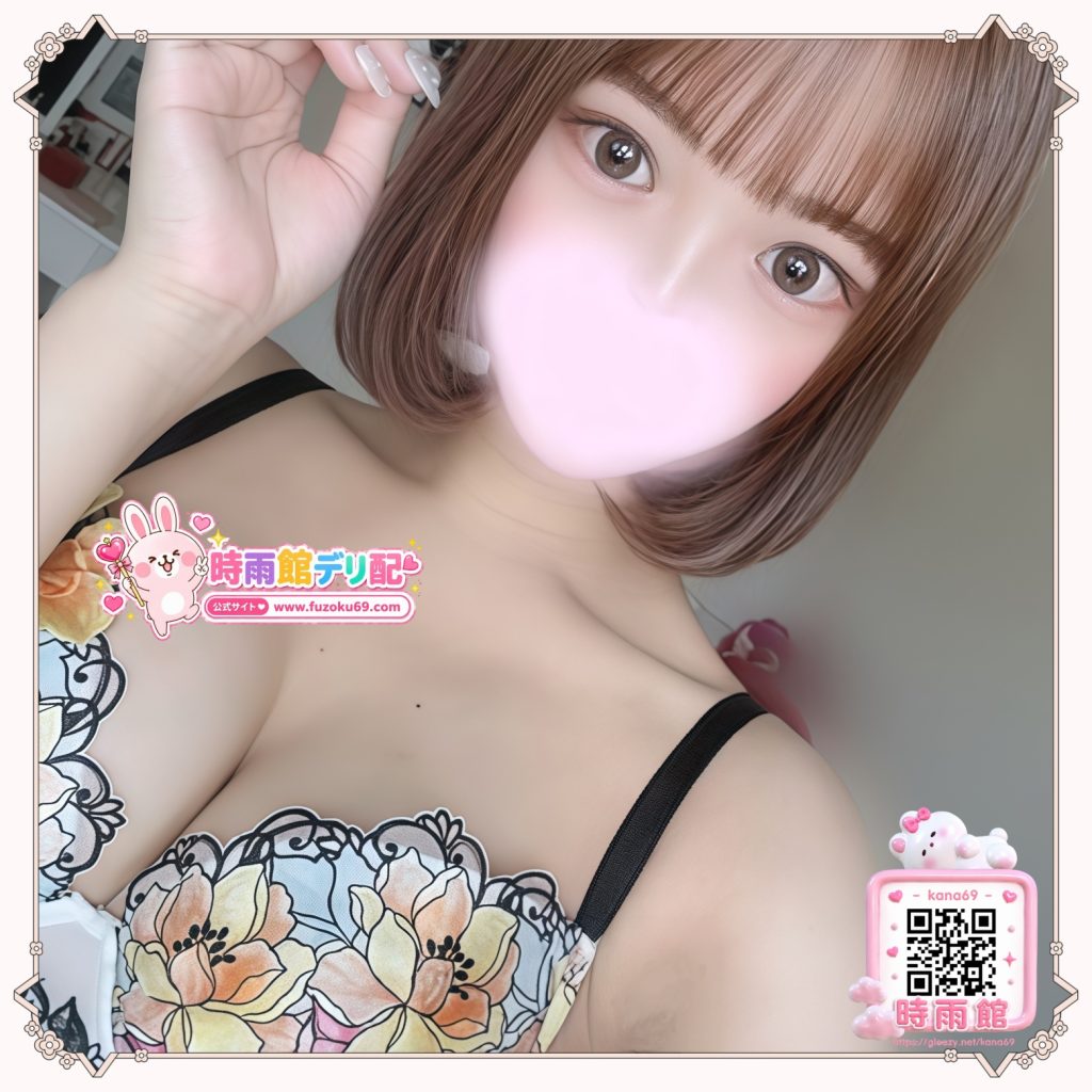 小柄なスタイル、ショートヘアに大きな瞳