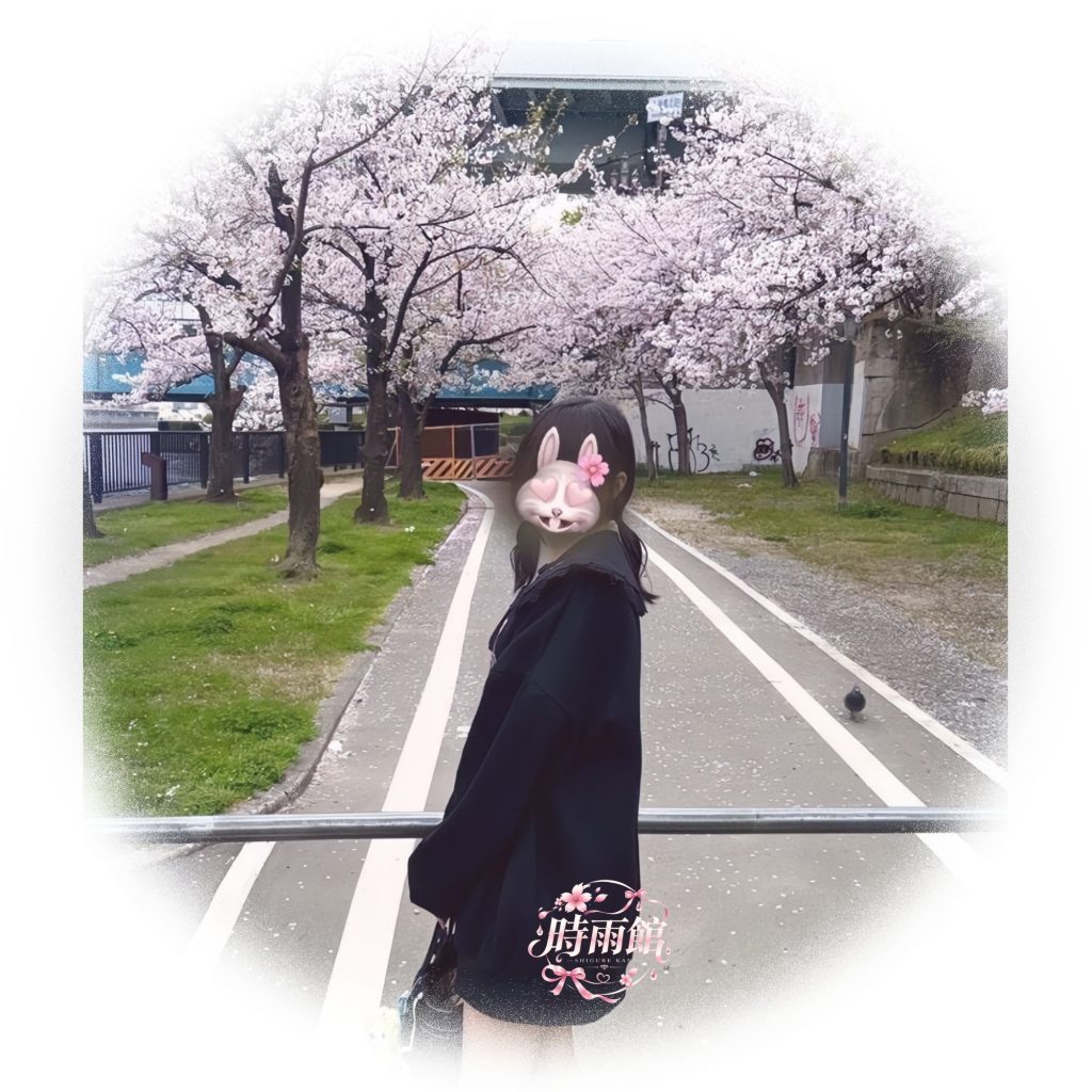 膝をつき 鏡越しに映るその姿
