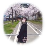 膝をつき 鏡越しに映るその姿