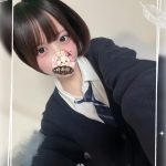 小柄な身体で自ら脚を開いて求めてくる