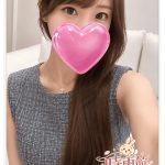 明るくてどこか挑発的な青系の小悪魔タイプ