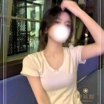 小柄で幼い顔立ちの学生妹