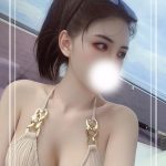 ギフトボックスデザイナーとして働いている美女