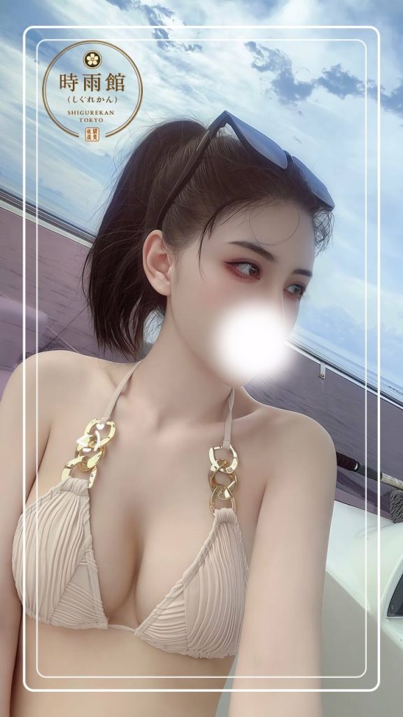 ギフトボックスデザイナーとして働いている美女