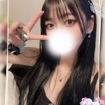 優しい眼差しで甘え、サービス中は恋人を大切にする女友達のように振る舞います